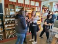 Schüler in einem Geschäft