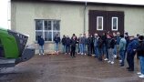 Personen stehen vor einem Gebäude