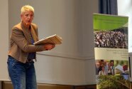 Elke Pelz-Thaller hält Manuskript in der Hand